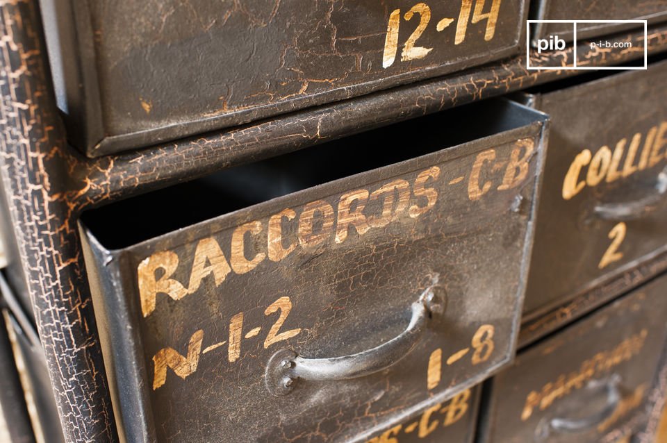 Die Schubladen haben einen hübschen goldenen Schriftzug für einen Vintage-Stil.