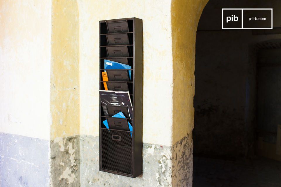 Praktischer Wandschrank im eleganten Vintage-Stil.